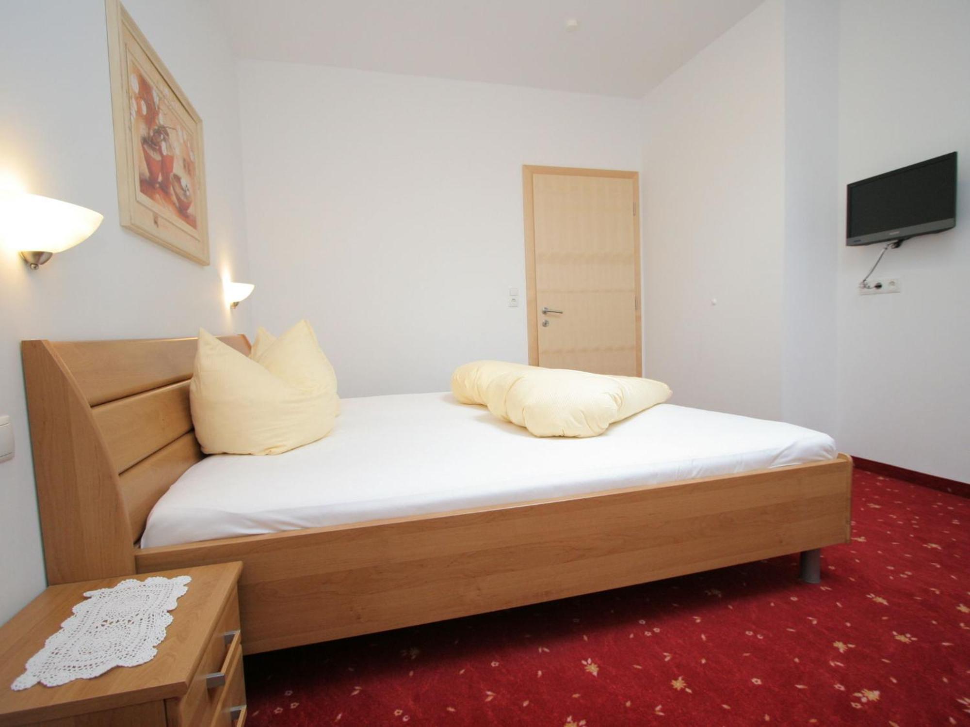 Charming Apartment In Uderns With Balcony ภายนอก รูปภาพ